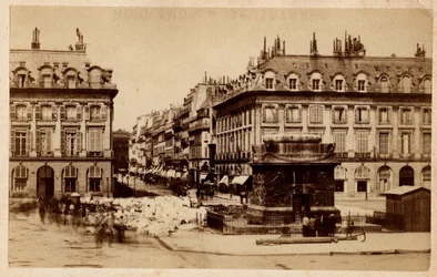 Paris kommun (1871) sett från Place Vendome med den förstörda kolonnen. Fotografi. Tryck på kartong Dim. 10,4x6,2 cm