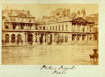 Paris kommun (1871): utsikt över Palais Royal (Palais-Royal) detruit. Anonym fotografering. Tryck på kartong Dim. 15x10 cm
