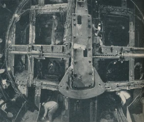 Sammansatt storhuvudsköld som förstör en barriär mellan två länder, c1935