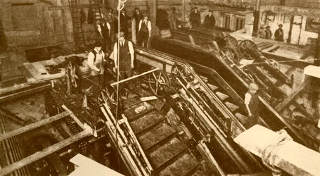 Bygger rulltrappor vid Bank Station, London, c1930.