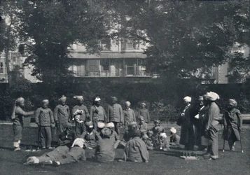 Konvalescenta indiska soldater som leker på de östra gräsmattorna, c1915, 1939