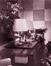 Hörn av ett stort vardagsrum, designat av Paul T. Frankl, 1949.