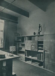 Hörn av ett bibliotek ritat av Hans Hartl, c1927