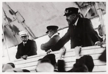 Greve Zeppelin och Dr Eckener i en Zeppelin-gondol, Schwaben, Tyskland, c1908-1917 1933