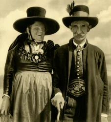 Par i traditionell klädsel, Sankt Lambrecht, Steiermark, Österrike, c1935.