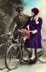 Par som går på cykel