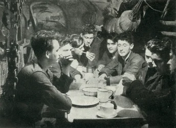 Besättningen på en brittisk ubåt i mässrummet, andra världskriget, 1945.