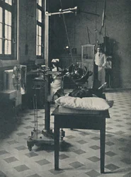 Crookes, Rontgen och Finsen - Using the Marvelous X-rays Apparatus, c1925