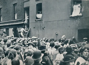 Folkmassa som tittar på plundringen av ett tyskt hus i Poplar, c1914