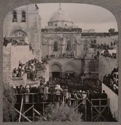 Folkmassor som fyller varje nisch i Holy Sepulcher Church, ca 1900