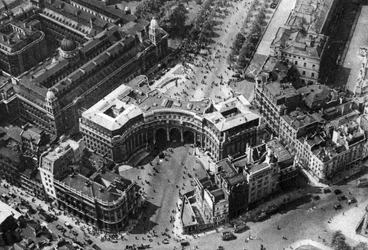 Folkmassor samlas i The Mall för färgens trooping, London, 1926-1927