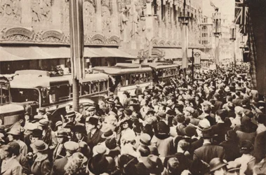 Folkmassor på Oxford Street under helgdagen som följde efter kung Georg VI:s kröning, 1937