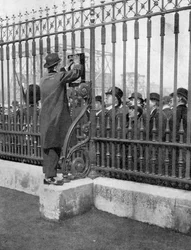 Folkmassor utanför Buckingham Palace väntar på nyheter om kungens sjukdom, 5 maj 1910