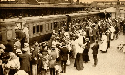 Folkmassor som viftade av trupper på väg för att slåss i första världen, kriget, Storbritannien, 1914, 1933.