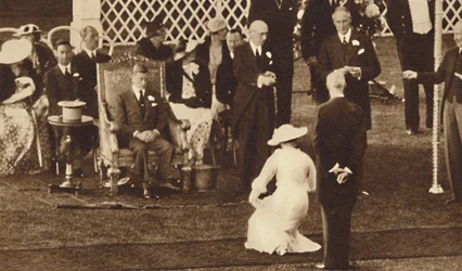 Curtsy till sin kung, 1937