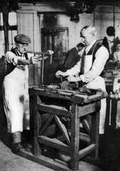 Skärning av en nyckelfat, London, 1926-1927