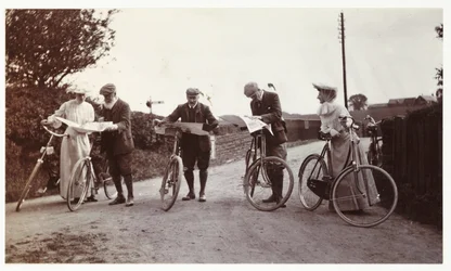 Cyklister tittar på kartor, ca 1900