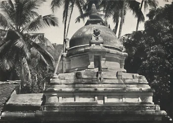 Dagoba i den heliga tandens tempel i Kandy, 1926