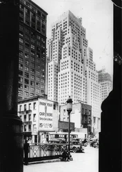 Standard Oil Companys 40 våningar höga byggnad och tullkontoret till höger. New York. Omkring 1935