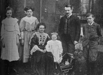David Lloyd George - Den store statsmannen omgiven av sin familj, 1905, c1925