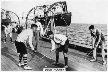 Däckshockey ombord på slagskeppet HMS Nelson, 1937