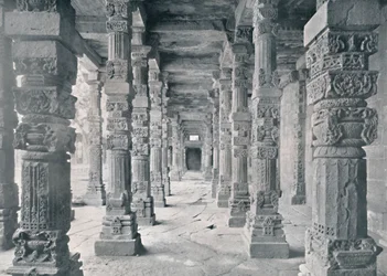 Delhi. Korridor av hinduiska pelare i Kutub-moskén, c1910.