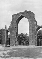 Delhi. Porten till Kutub-moskén, c1910.