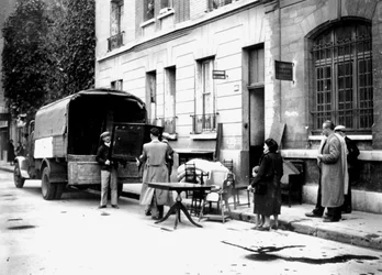 Leverans av möbler konfiskerade från judar till offer för RAF-bombning, Paris, april 1942