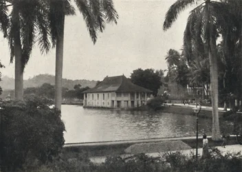 Landets sjö med biblioteksbyggnaden i Temple of the Sacred Tooth Relic, 1926
