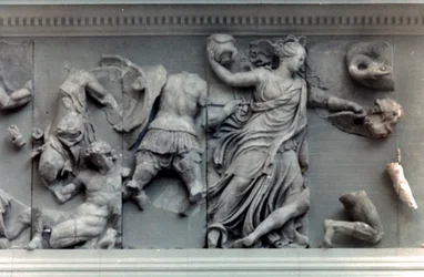 Detalj från Pergamonaltarets stora fris, 180-159 f.Kr