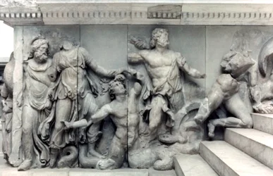 Detalj från Pergamonaltarets stora fris, 180-159 f.Kr