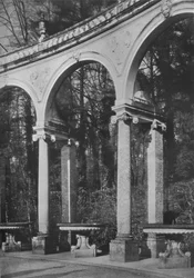 Detalj av pelargång och fontäner, Temple of Music, Versailles, Frankrike, 1924