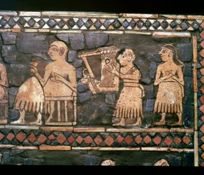 Detalj av standarden Ur som visar en sumerisk harpist och en linjal, cirka 2600-2400 f.Kr.
