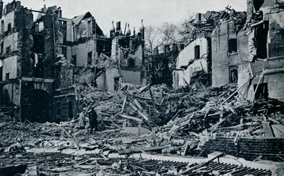 Förstörda byggnader, från den inre tempelträdgården, 1941