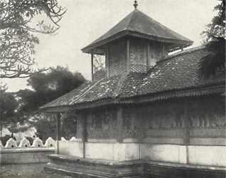 Dewale se skylt 58 på Dagoba of the Sacred Tooth i Kandy, 1926