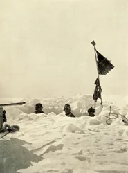 Gräver för att fastställa djupet av snö som täcker en depå, c1908, 1909.