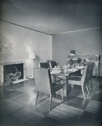 Matsalsmöbler med läderklädda stolar designade av T. H. Robsjohn-Gibbings och tillverkade