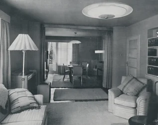 Matsal och vardagsrum, endast avdelat av tunga gardiner i en attraktiv modern väv, 1942
