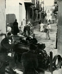 Utspridda på Kairos bakgator finns en hel liten industri ...c1942-1943, 1945.