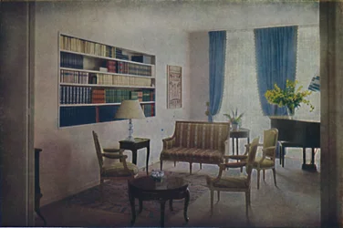 Salongen designad av André Dumuys, som gränsar till vardagsrummet, från vilken den kan vara avskild
