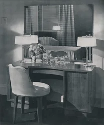 Sminkbord i amerikansk valnöt med svängbar toalettstol, 1942