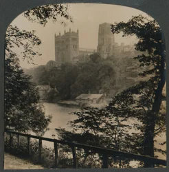 Durham Cathedral - sett från andra sidan floden, England, c1910.