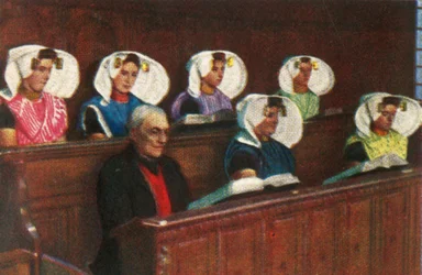 Holländska kvinnor bär traditionell klädsel i kyrkan, c1928.