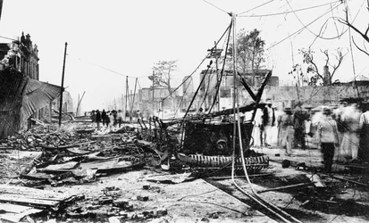 Jordbävningsskador och en bränd bil, King Street, Kingston, Jamaica, 1907