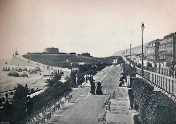 Eastbourne - Del av strandpromenaden, visar Wish Tower, 1895