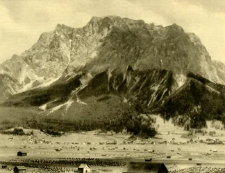 Ehrwald och Wettersteinbergen, Tyrolen, Österrike, c1935.