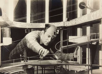 El Lissitzky arbetar med scenografi, Meyerhold Theatre, 1929.