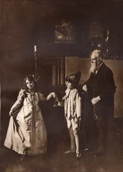 Elizabeth Angela Marguerite Bowes-Lyon, i en danslektion med sin bror, 1909