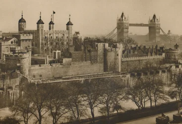 Slaggade vallar i Tower of London sett på våning från Tower Hills höga varuhus