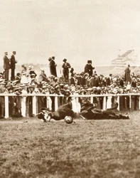 Emily Davison kastar sig framför Kings häst under Derbyt, Epsom, Surrey, 1913